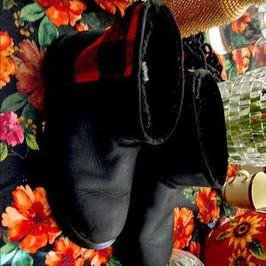 Uggs Black leather finished w Red and Black flannel . Size 9 women’s